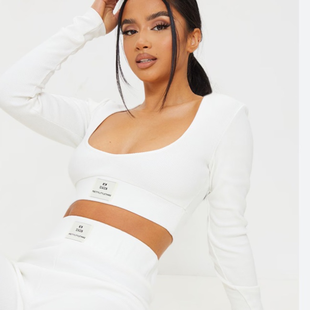 Pretty little thing beige Long Sleeve Crop Top